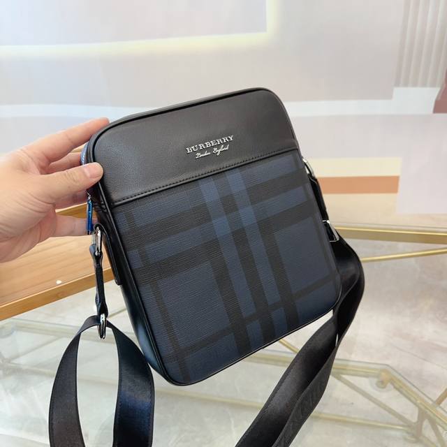 Burberry's latest men's briefcase has strong practicality, exquisite craftsmanship, high-end atmosphere, and a casual and generous size: 23 26