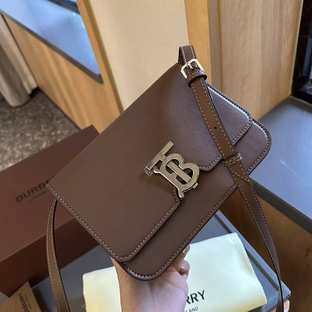 Folding gift box packaging Burberry Tb logo chain shoulder bag is a must-have item in the fashion industry. Get it up! The new postman bag Burberry never worries about sales, temperament, and quality! When purchasing a printed version in Hong Kong, i