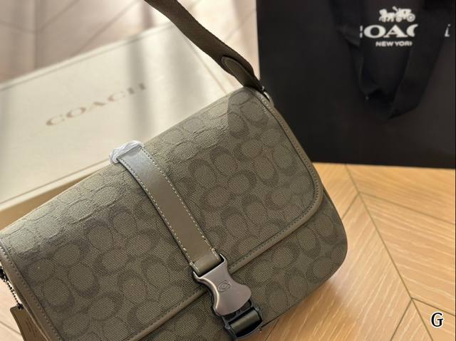 Folding box is great! Coach's new League men's bag is worth having! The Coach League bag is made of high-quality leather materials, such as cowhide, paired with fabric and signature jacquard fabric, which is made of organic cotton: