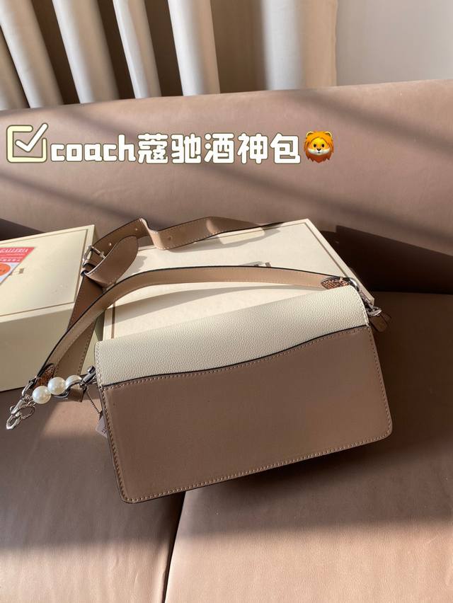 The color matching of Coach Coach's Wine God Bag this time is simply a fairy color scheme! High in appearance and versatile, suitable for both handheld and crossbody use, this is the Coach Wine God! Cute and able to pretend! Handheld crossbody looks