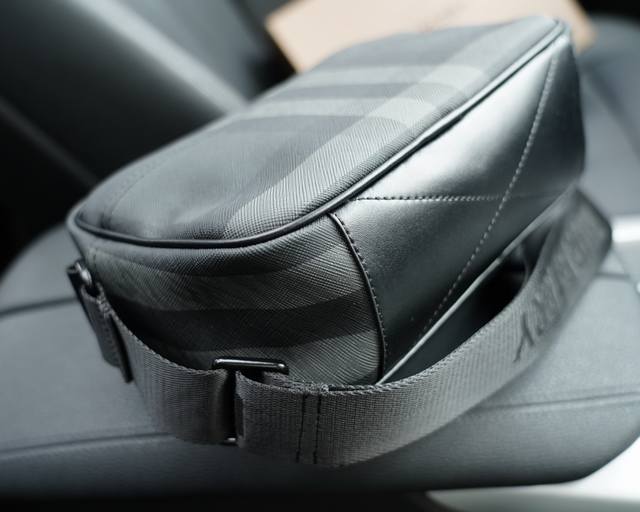 Burberry official website synchronizes high version crossbody single shoulder backpack with eternal and timeless iconic products. Pure original single cowhide top-notch hardware production, non market ordinary version. This year's favorite styles of