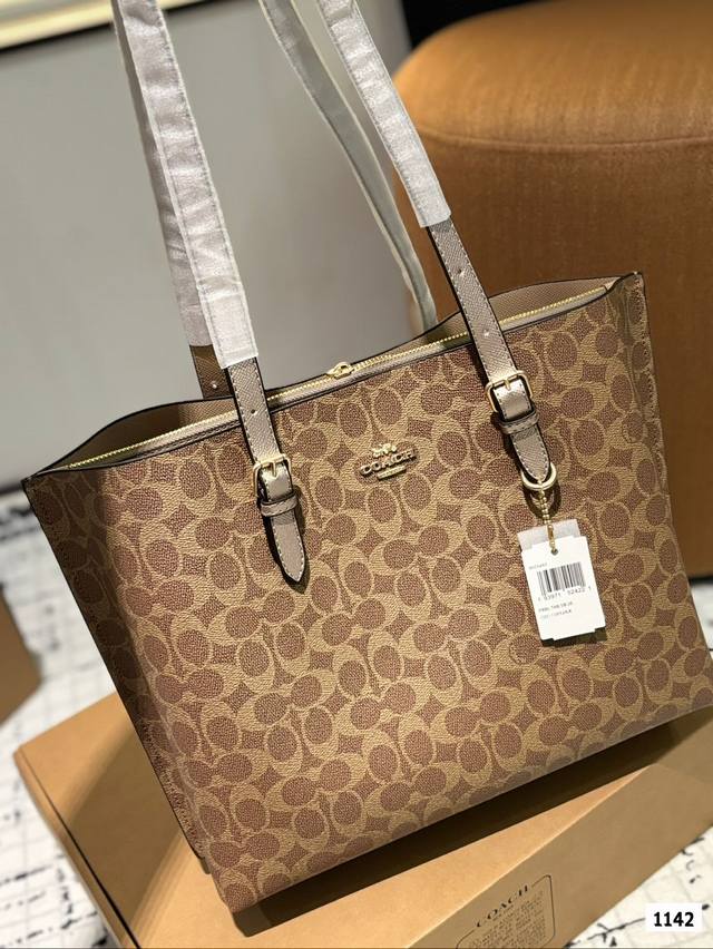 It goes without saying that the Coach shopping bag is a classic evergreen product of the Coach. Its color matching is very distinctive, and it is a super popular tote bag that can cure all troubles. It is the best representative of appearance and pra