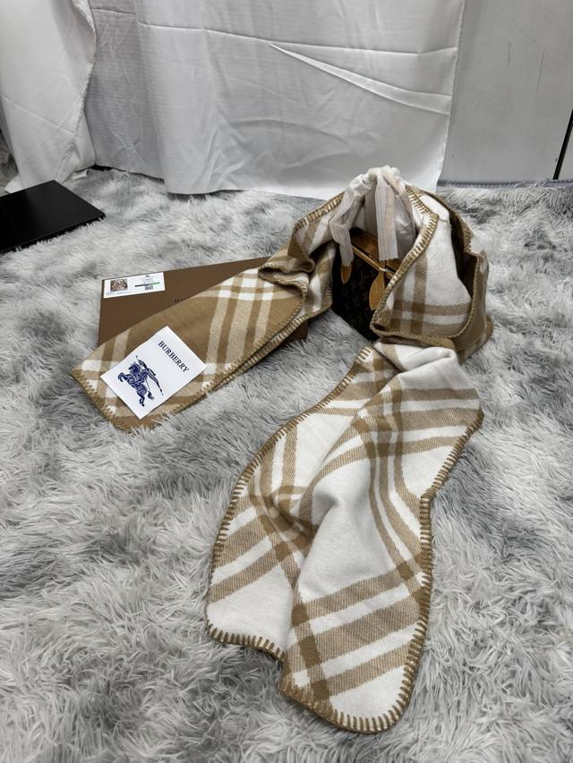 New scarf, Burberry. Original beautiful item, classic explosive item, returns to the forefront. Burberry's new imported Nepalese cashmere top embroidery scarf is definitely a screaming quality fashion brand's top design Essential high-end products fo