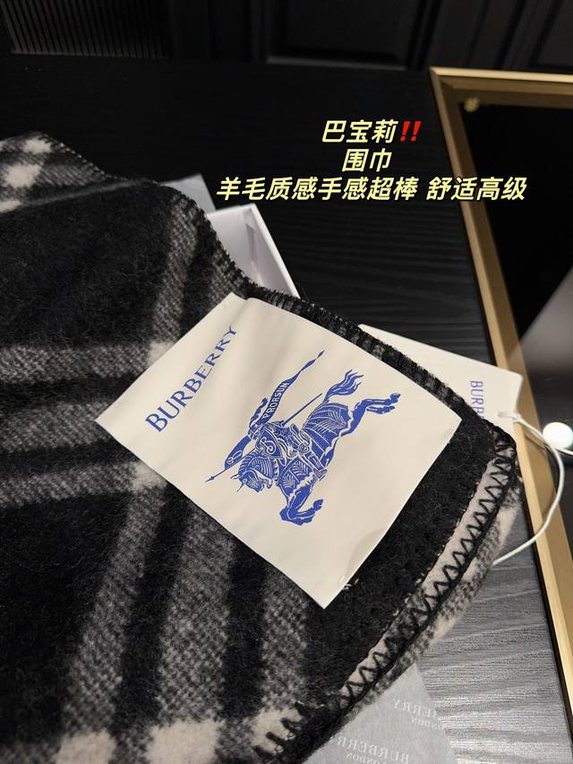 The low-key luxury of pairing Burberry scarves with boxes! This Burberry scarf is extremely easy to match, suitable for both men and women. The more you look at it, the more you love it, the more fashionable it becomes, and the more you look at it, t