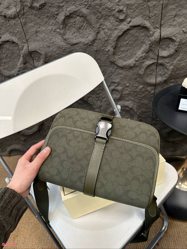 Paired with folding box, Coach League messenger bag, shoulder bag, crossbody bag, versatile and fashionable new messenger bag. Recommended size: moderate, simple, atmospheric, classic, versatile and timeless. Size: 28.20cm