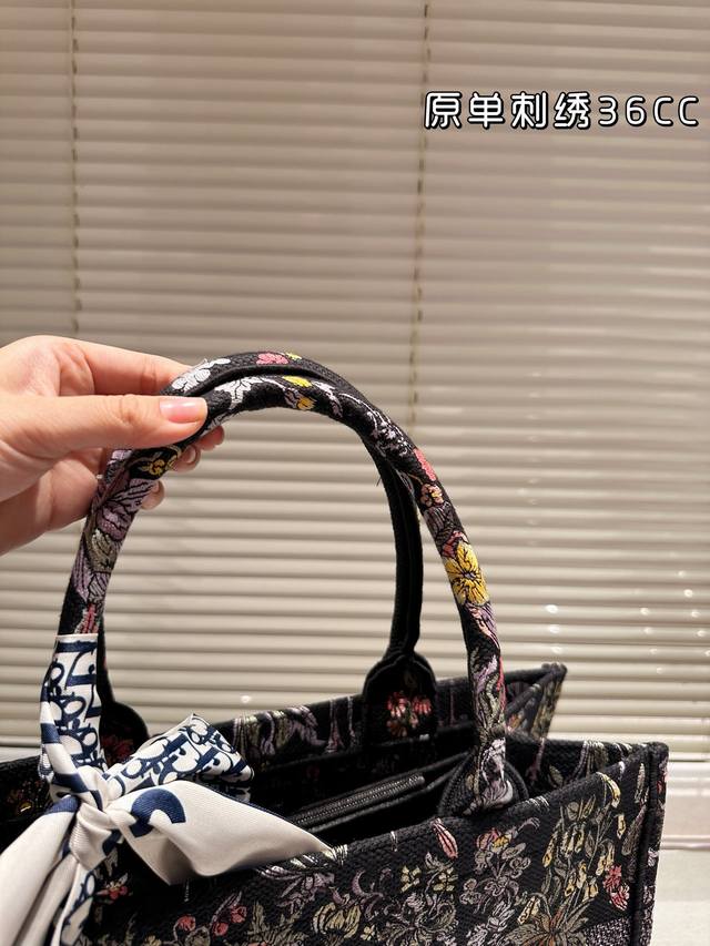 Original embroidery 215 190 Dior jacquard tote bag with inner lining Dior Book Tote. This year's favorite shopping bag Tote is the bag I use the most times because of its super large capacity. No matter what: