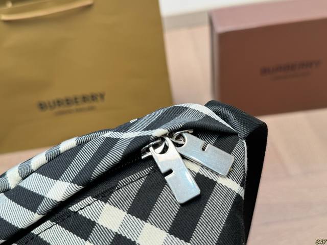 The classic logo of the Burberry waist bag and chest bag is highly recognizable, making it a versatile and fashionable item for the upper body. Size 32 16