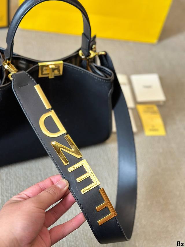 The explosion of cowhide version hits Fendi X-Lite Peekaboo series handbags. The all-new Peekaboo X-Iite handbag series, born on the 10th anniversary! Abandoning the classic horizontal: