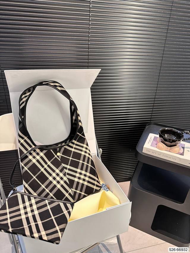 Paired with a folding box, the new Hobo from Burberry Burberry looks so great! It's completely covered in grass. The overall body is light and stylish, and there is a sub bag that can be disassembled. The size is just right for daily use, and the wid