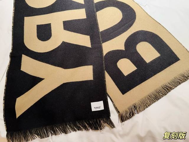 Delivery picture of the same complete set of packaging Burberry scarf counter original printed customized Burberry cashmere scarf counter washed label,% cashmere material, soft touch, hand sewn Burberry logo, integrated lock edge details not