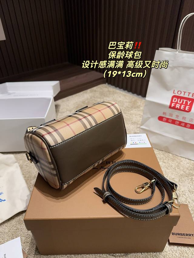 Featuring a foldable box size of 19.13, this Boston bowling bag has become another masterpiece of Burberry due to its unique design and practicality. Featuring a checkered pattern and a foldable box size of 19.13, this Boston bowling bag has become a