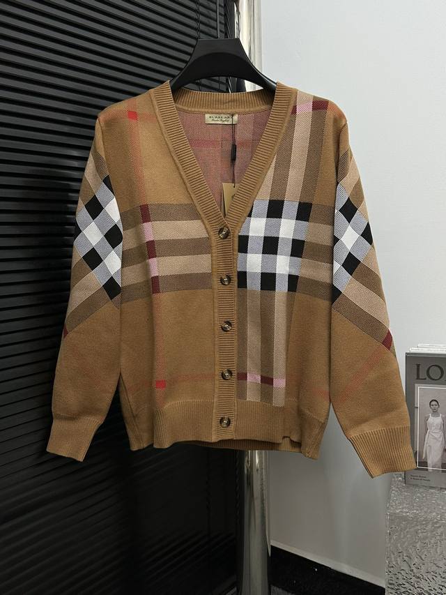 BBR Burberry classic large plaid wool knitted cardigan plaid cardigan is a unisex super versatile knitted sweater that can be worn as a small jacket. It's amazing, amazing, and has a special texture. Hurry up and buy it now. The wool blend fabric is 