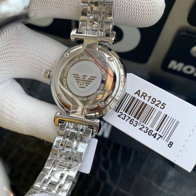 The original Armani Starry Sky women's watch model ar1926 features a gold and Ar1925 silver dial with a diameter of 32mm and a 316 stainless steel strap. Armani Starry Sky's diamonds are made of imported Swarovski crystal diamonds, including regular