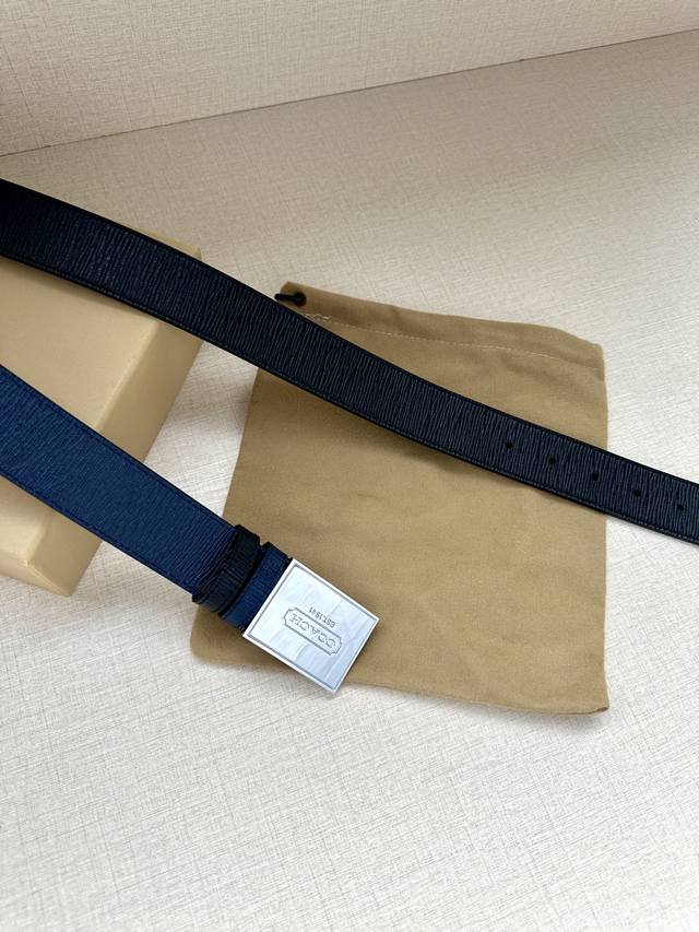 As a well-known fashion brand, Coach with a width of 3.5cm often cleverly integrates its brand logo into the design of the belt, such as printing the brand's initials, patterns, etc. on the buckle or belt, which not only highlights the brand's identi