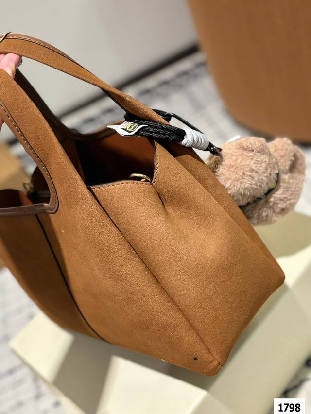 The gift box packaging of Coach's new Lana basket is really versatile! Both handheld and crossbody are suitable for comfort, with a perfect score. The entire bag only has a simple metal small C logo, which is simple yet low-key. The whole body is mad