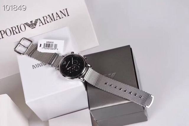 Armani's hottest piece of the year, ranked first on the Xiaohongshu chart, is a men's quartz watch model AR1979 with a calendar steel strap. The woven steel strap is perfect for business men and feels very comfortable to pick up. The three eyed dial