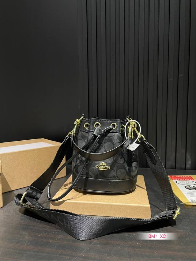 Recommended new box accessories: Coach Coach counter's new dempsey series mini bucket bag! Synchronized updates for counters! Can be carried by hand or shoulder and back~Super great effect on the upper body! Original vintage fabric paired with cowhid
