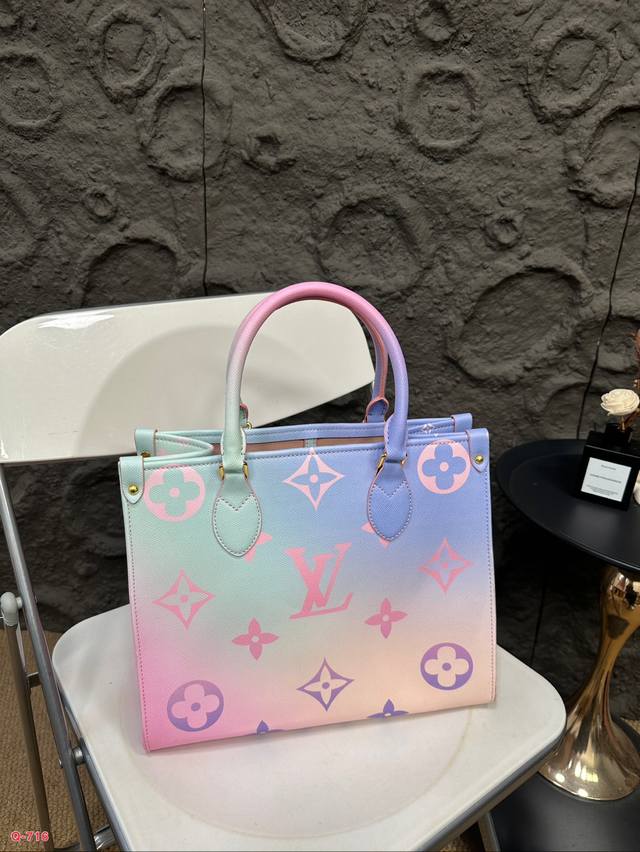 The texture of the Kuqi Gucci tote bag is very high-end, the capacity is super large, and it is also very durable. When carrying it on the street in daily life, it has a 100% return rate, which is this casual and lazy feeling. Size 32.27cm: