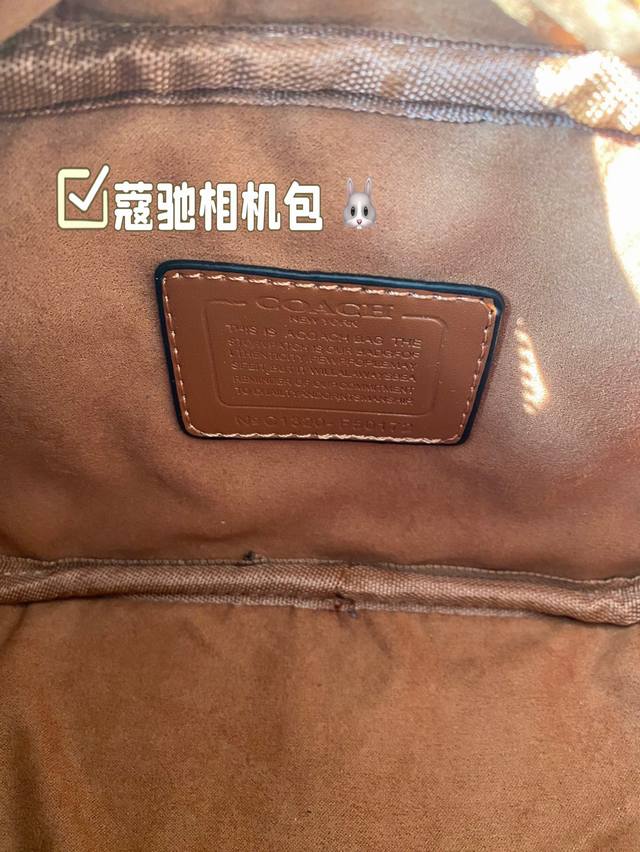 Is Coach's June new product a small square bag that you like? Coach's new product looks great this time, with versatile styles and colors, and a long shoulder strap that can be worn diagonally. The bag's capacity is also very large, making it perfect