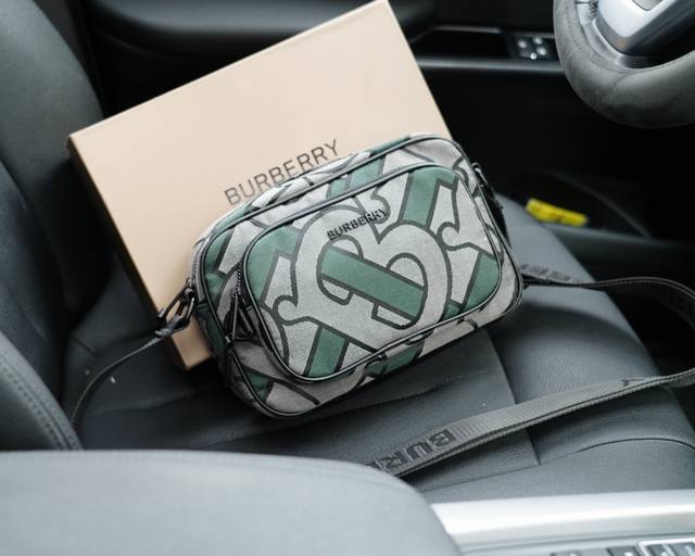 Burberry official website synchronizes the high version of the classic and timeless single shoulder crossbody backpack. The original fabric material has a delicate and deep waterproof and wear-resistant feel, which is not a common product in the mark