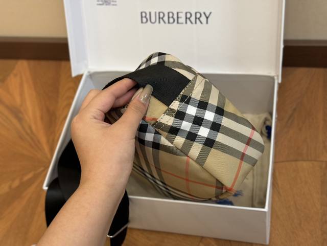 Box size: 26 * 18cm Burberry new camera bag latest fabric plaid! Daily trendy dressing, fashionable dressing, no problem at all! Both men and women can take responsibility for their appearance