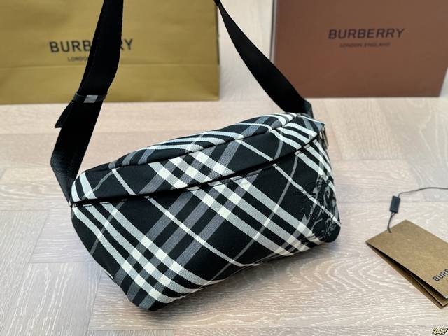 The classic logo of the Burberry waist bag and chest bag is highly recognizable, making it a versatile and fashionable item for the upper body. Size 32 16