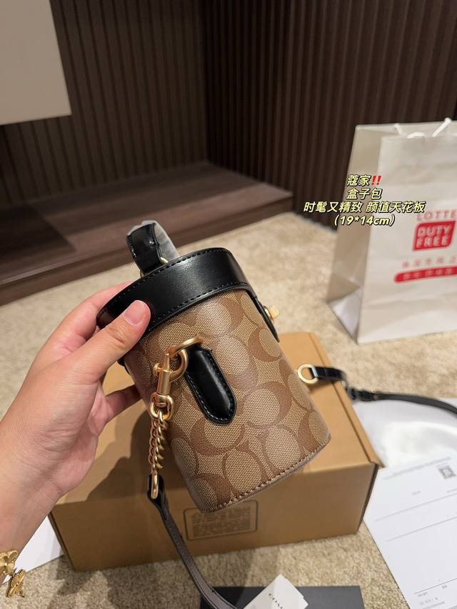 Box size 19.14 Coach box bag, full of Coach aura, can be carried by hand or slung diagonally, fashionable and exquisite appearance ceiling: