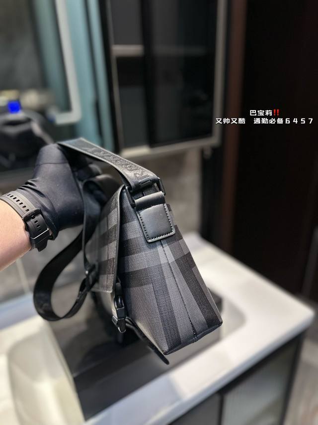 Burberry flip messenger bag checkered men's crossbody bag with exquisite inlay craftsmanship, photographed in the original factory fabric and delivered with a dust bag of 30 X 20cm