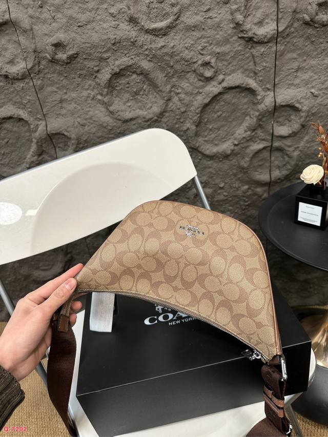 Equipped with a folding box, Coach's new PACE crescent shaped bag and cow horn bag, with a wide canvas shoulder strap design that can be adjusted in length!! It can be worn under the armpit or slung over the shoulder, making it a super versatile item