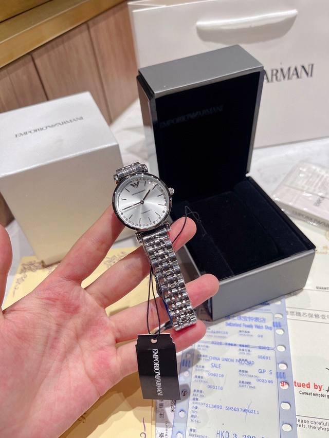 Original Armani 316L stainless steel watch mirror: reinforced mineral glass strap: 316L diameter size: 32mm * pearl mother of pearl perfectly blends and shines on the wrist, creating an elegant image for women with pure, simple and elegant temperamen