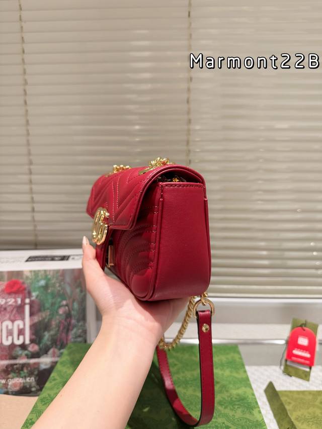 Gucci is a color savvy Ankara red brand. This new ancora red Zundu loves the color of cherries, paired with a rose gold double G logo. She loves retro and low saturation colors for babies - definitely in the 22C: