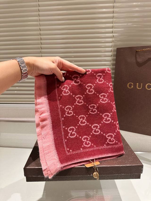 High end cashmere scarf gift box Guqi classic scarf made of real materials! This scarf is suitable for spring, autumn, and winter! It looks great as a shawl! Brighten skin tone! The upper body effect has a very strong aura, with a soft and textured f