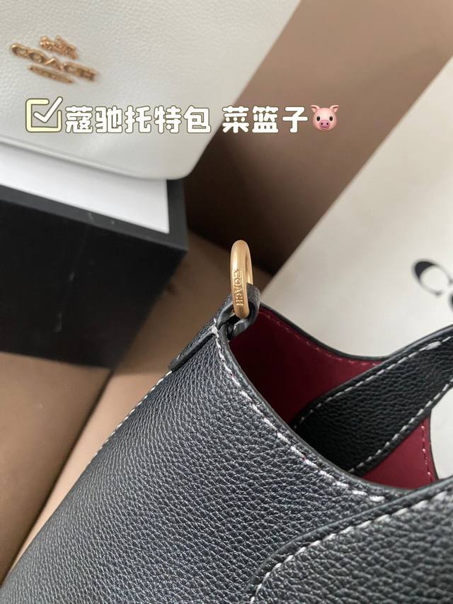 Equipped with a folding box, the unique design of the Coach Tote bag basket is fashionable and classic, super versatile for daily commuting. It can be worn on both sides and has a stylish size of 16 * 19