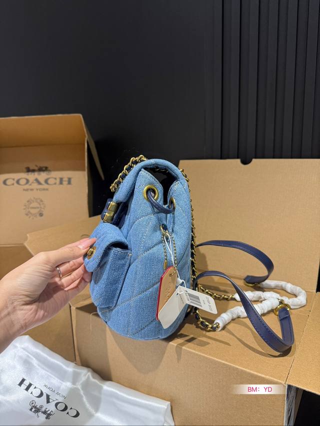 The Coach Coach Shoulder Tabby Backpack with Airplane Box is a versatile and versatile backpack that reshapes the coach design of the 1970s in a modern way. Its multifunctional style can be used as a backpack