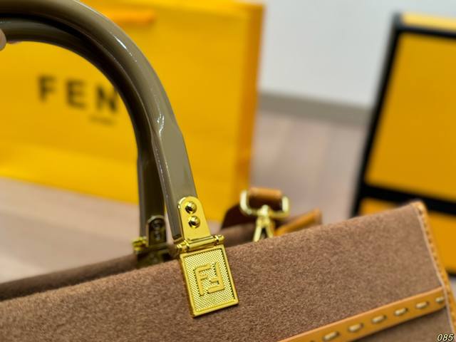 The large Fendi tote bag has excellent appearance and capacity, but it is both trendy and cool. It is a must-have for fashionable girls and suitable for daily commuting. The size of the large Fendi tote bag is 35 30: