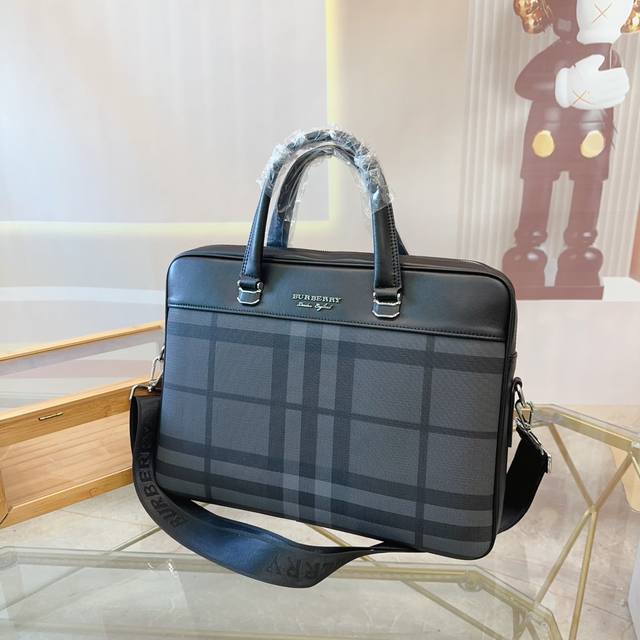 Burberry's latest men's briefcase is highly practical, with exquisite details and exquisite workmanship. It is high-end, atmospheric, and upscale, with a casual and generous style. Size: 39 29: