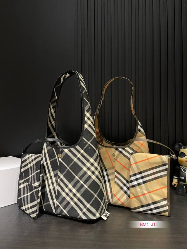 Paired with a folding box, the new Hobo from Burberry looks so great! It's completely covered in grass and the overall body is very light and stylish. There is also a sub bag that can be disassembled. The size is just right and super suitable for dai