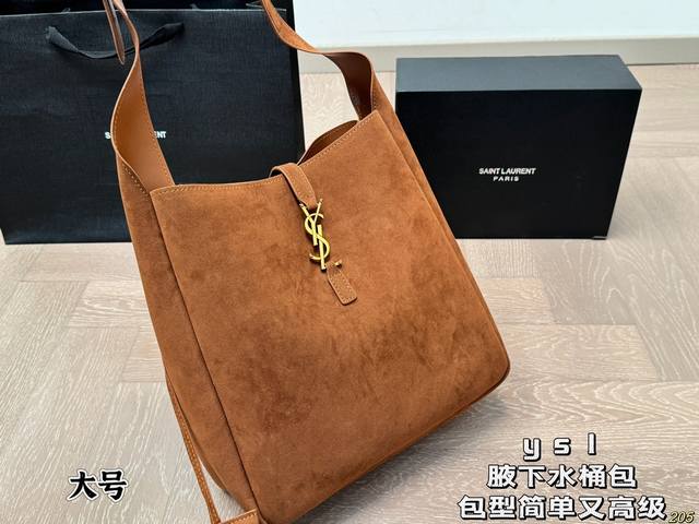 Paired with Saint Laurent Ysl Underarm Bucket Bag, this popular hobo underarm bag features a simple yet sophisticated design. The Ysl metal logo adds a balance of rigidity and softness to the bag, creating a fashionable collision. Ysl Saint Laurent S