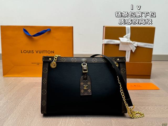 The texture of the Louis Vuitton LV chain bag is very high-end, and it has a 100% return rate when carried on the street in daily life. This is the casual and lazy feeling. Size 31 21