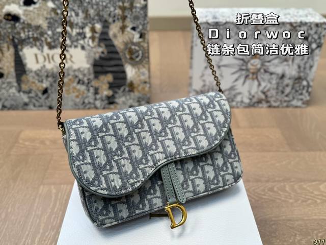 The folding box Dior Woc chain bag, with Dior's simple floral embroidery lines, is quite practical. Its presence is everywhere on the streets and alleys, and it has become a classic it bag that is highly sought after. This bag became popular worldwid