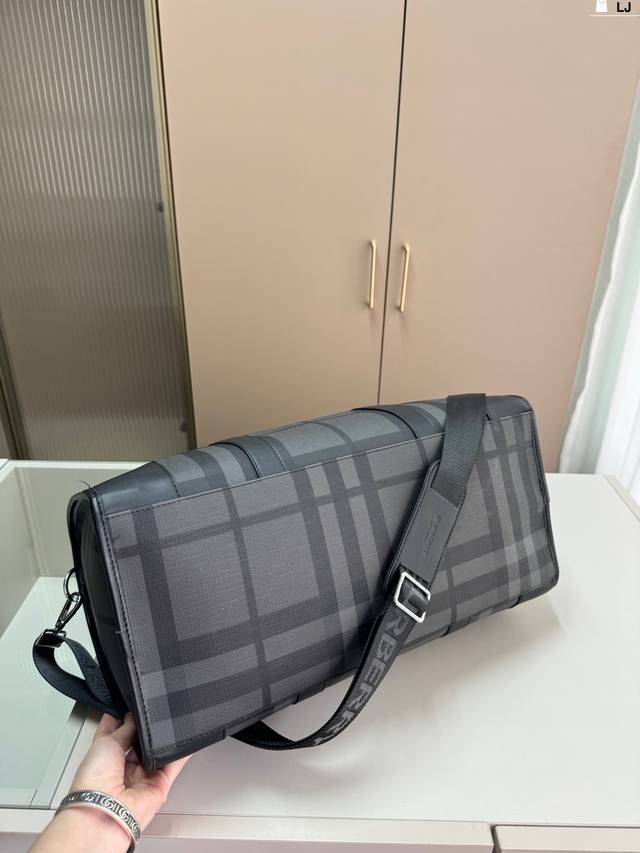 Burberry travel bag is a handsome and versatile travel bag with a classic design that is spacious and suitable for both men and women. It has a large Lj size of 45.18.26