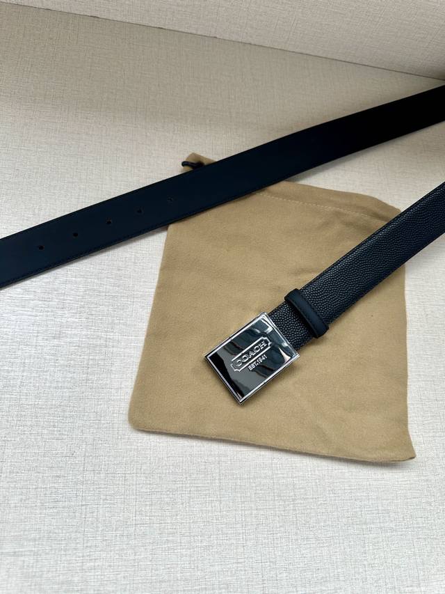 As a well-known fashion brand, Coach with a width of 3.5cm often cleverly integrates its brand logo into the design of the belt, such as printing the brand's initials, patterns, etc. on the buckle or belt, which not only highlights the brand's identi