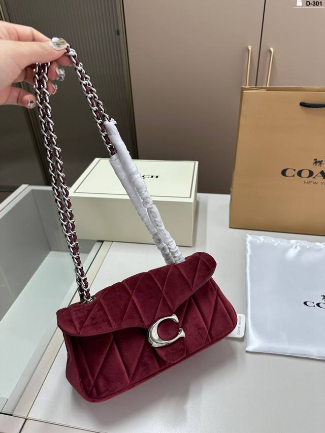 Can you resist the new Quilted Tabby chain version Tabby from Coach Wine God?? Velvet fabric full of small details D-301 size 20.7.10 folding box: