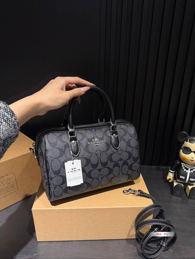 Coach Coach Mini Pillow Bag with Box, New Product Super Cute Mini Boston Small Body, Large Capacity! Size: 25 * 16: