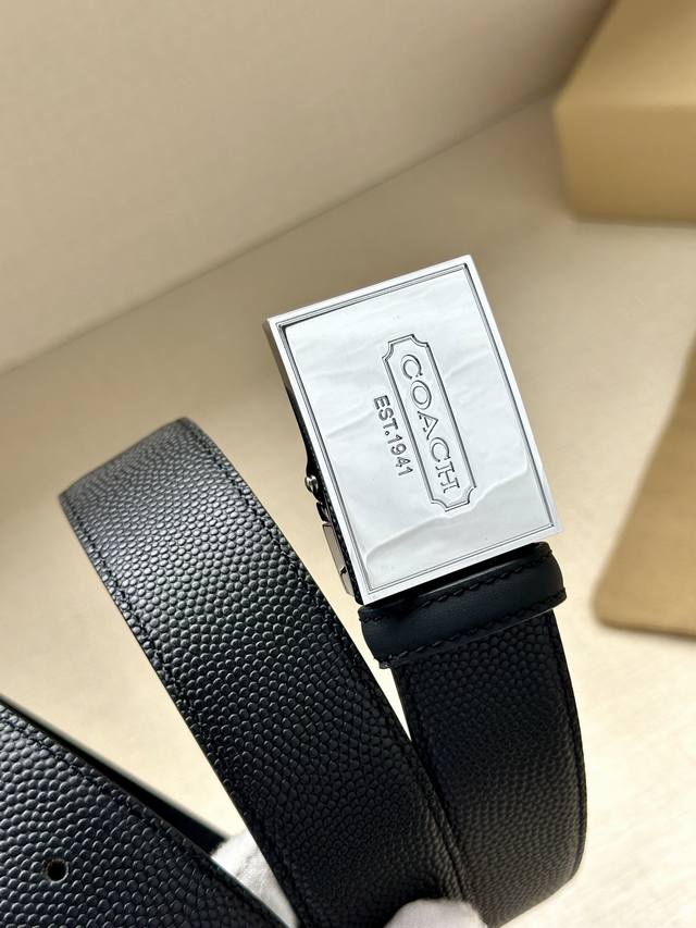 As a well-known fashion brand, Coach with a width of 3.5cm often cleverly integrates its brand logo into the design of the belt, such as printing the brand's initials, patterns, etc. on the buckle or belt, which not only highlights the brand's identi