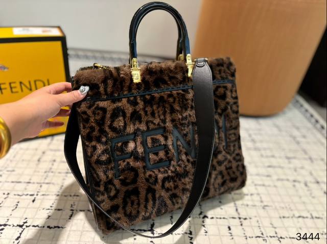 The large size is 34.29 and the small size comes with a folding box size of 22.22. The Fendi plush tote bag, with its furry elements, instantly becomes soft and gentle. Autumn and winter are perfect for carrying plush bags! Not only hands: