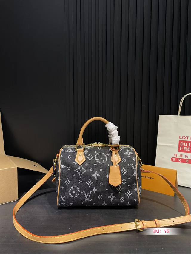 Comes with a folding gift box Lv, a vintage denim pillow bag with a perfect size of 25. It looks really fragrant on the upper body when you open the box. I want to say that the actual product I saw looks better than the photo, and the shoulder strap