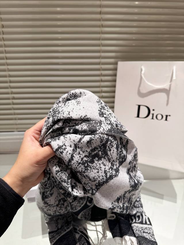 The new autumn and winter college style double-sided scarf has a thick, soft and super versatile feel, making it a fashionable item that can be used as a scarf or shawl! One side is decorated with the 