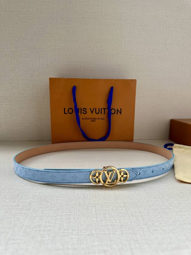 The 2.0-wide Lv Iconic double-sided belt welcomes the new season with a slim cut, paired with the iconic Iconic buckle. Whether showcasing Monogram Reverse canvas or plain leather, it: