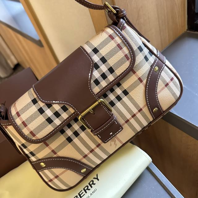 Folding gift box Burberry vintage warhorse leather armpit baguette bag Burberry cowhide armpit baguette bag is not only a classic of Fendi's vintage baguette bag, this one is also classic. The reason why people love baguettes so much is that